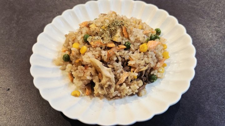 鮭 ピラフ 簡単 ヘルシー コーン バター醤油 炒めごはん おうちごはん 時短レシピ 鮭レシピ 鮭ピラフ バター醤油ピラフ 簡単ごはん フライパンレシピ 魚レシピ 舞茸レシピ コーンレシピ グリンピースレシピ 時短レシピ お弁当アイデア 冷凍鮭活用 夕食レシピ レシピ 一覧 サムネイル