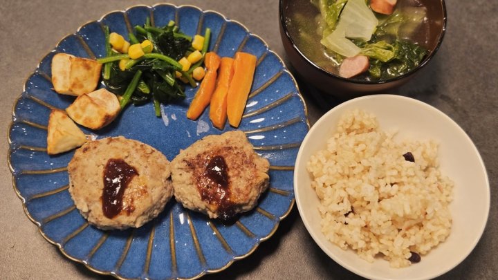 チーズインハンバーグ 洋食献立 家族ごはん おうちごはん ボリュームおかず とろけるチーズ 忙しい日の夕飯 栄養バランス献立 コンソメスープ 野菜たっぷりレシピ フライパンレシピ おうち定食 子どもが喜ぶレシピ 献立 一覧 サムネイル