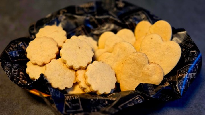 アーモンドクッキー 型抜きクッキー サクサククッキー アーモンドプードル 手作りおやつ 簡単お菓子 お菓子作り おうちスイーツ バタークッキー 焼き菓子レシピ おやつレシピ 30代主婦ごはん おうちカフェ スイーツレシピ レシピ 一覧 サムネイル