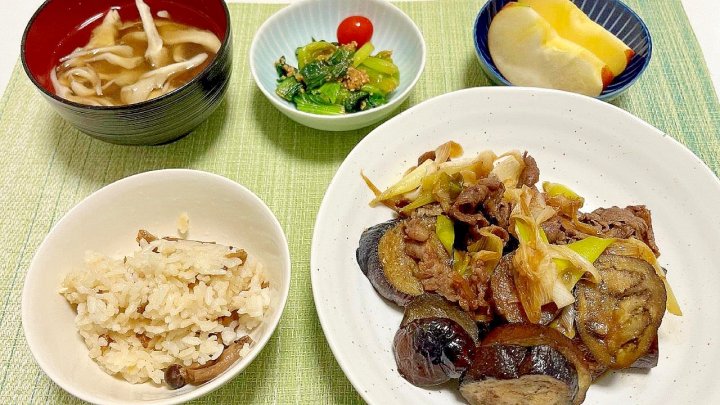 牛肉レシピ なすレシピ 甘辛炒め 和食献立 白ごはんのお供 小松菜レシピ ごま和え 舞茸の味噌汁 晩ごはん記録 家庭料理 栄養バランスごはん 食欲そそるおかず 時短レシピ 定番おかず 秋冬献立 献立 記事 サムネイル