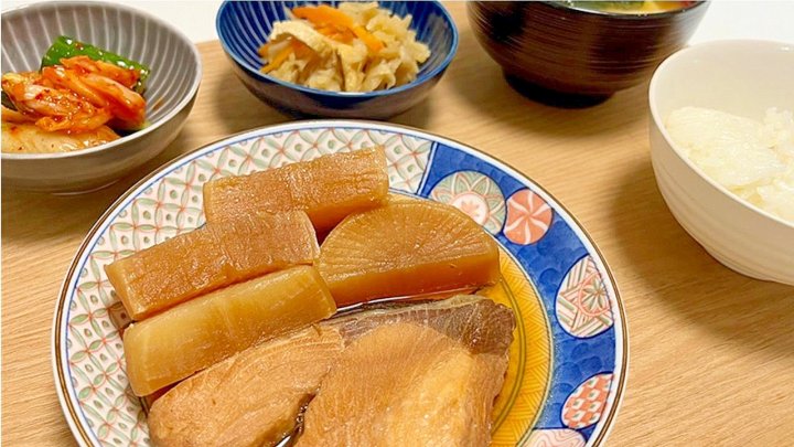 ブリ大根 夜ご飯 簡単 キムチ 切り干し大根の煮物 味噌汁 ブリ大根 冬ごはん 和食献立 煮物レシピ 晩ごはん記録 おうちごはん 味噌汁レシピ 常備菜ごはん 魚料理 栄養バランス献立 簡単和食 家庭料理 今日のごはん あったかごはん 献立 一覧 サムネイル