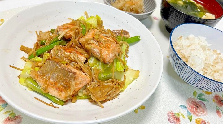 献立 簡単 バター醬油炒め 鮭 キャベツ アスパラ えのき 切り干し大根の煮物 味噌汁 ヘルシー 鮭レシピ 春野菜ごはん バター醤油炒め 和食献立 簡単炒め物 切り干し大根 味噌汁献立 おうちごはん 家庭料理 旬の献立 晩ごはん献立 栄養バランスごはん 春レシピ 彩り献立 ヘルシーごはん 献立 一覧 サムネイル