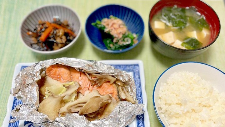献立 和食 ヘルシー サケ ちゃんちゃん焼き 鮭 ひじき おひたし 味噌汁 簡単 レシピ メイン画像