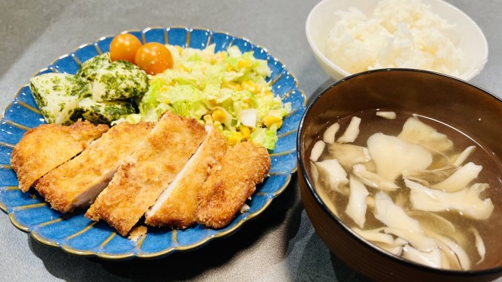 夜ご飯 簡単 がっつり ボリューム とんかつ 味噌汁 コールスロー とんかつ献立 揚げ物レシピ 定番献立 おうちごはん 簡単晩ごはん 今日のごはん サクサクとんかつ 家庭料理 味噌汁献立 野菜たっぷり副菜 和洋ミックスごはん 栄養バランス献立 お肉レシピ 手作りごはん 献立 一覧 サムネイル