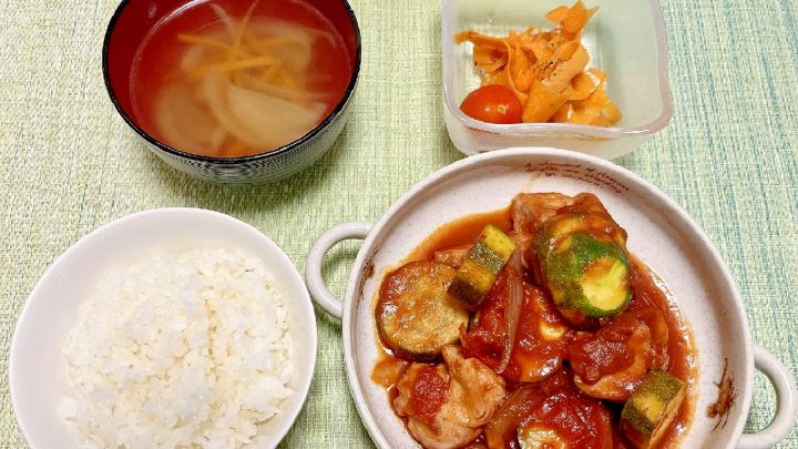 トマト煮込み 夏野菜レシピ 鶏むね肉レシピ 和洋献立 簡単晩ごはん コンソメスープ キャロットラペ おうちごはん 夜ごはん献立 栄養バランスごはん 夏レシピ 煮込み料理 時短献立 ヘルシー 献立 一覧 サムネイル