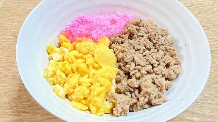 レンジ 簡単 そぼろ 卵  即席 時短 三色丼 レンジで簡単 時短ごはん お弁当レシピ 彩りごはん レシピ 一覧 サムネイル