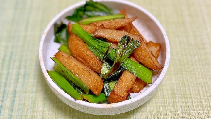 さつま揚げ 小松菜 簡単 塩胡椒 さつま揚げレシピ 小松菜レシピ 塩胡椒炒め 簡単おかず 節約レシピ ご飯が進むおかず 和食おかず もう一品副菜 お弁当おかず 野菜炒め レシピ 一覧 サムネイル