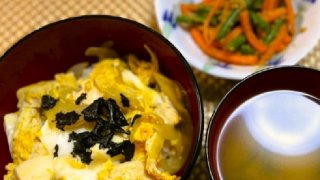 豆腐の卵とじ丼 ごま和え わかめのお味噌汁 いんげん 簡単 献立 時短 レシピ メイン画像